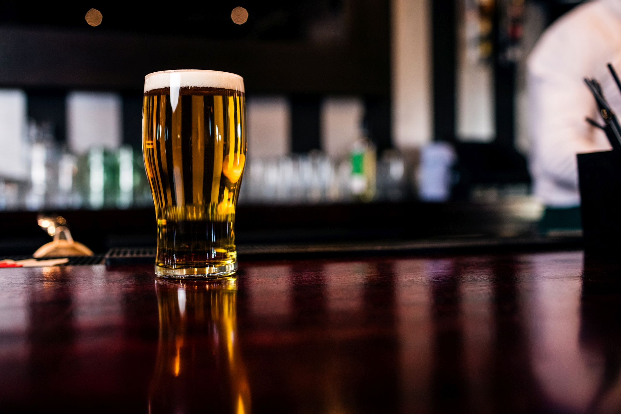 Bier gehört zum Gesamtkonzept einer Bar. Hauptrolle darf es aber keine spielen. (C) iStock / Getty Images Plus / Wavebreakmedia