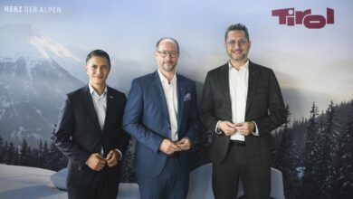 Tirol Werbung-Marketingleiter Patricio Hetfleisch, Landesrat Mario Gerber und Wirtschaftskammer-Spartenobmann Alois Rainer (v.l.) (C) Tirol Werbung / Franz Oss