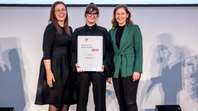 Bundesministerin Claudia Plakolm (re.) nebst Carina Nagl. (C) Harald Schlossko