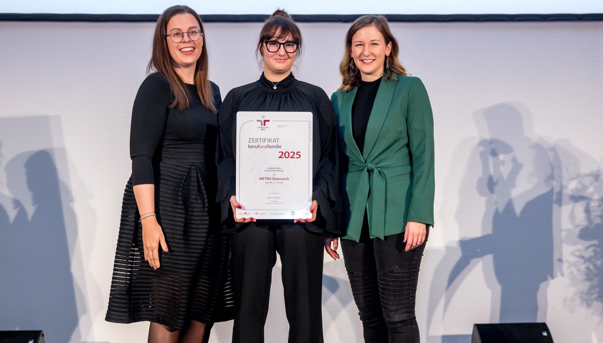 Bundesministerin Claudia Plakolm (re.) nebst Carina Nagl. (C) Harald Schlossko