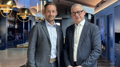 Christian Holzer (li.) dockt im Altstadthotel Weisses Kreuz in Innsbruck an. Neben ihm: Eigentümer Thomas Hudovernik. (C) Altstadthotel Weisses Kreuz