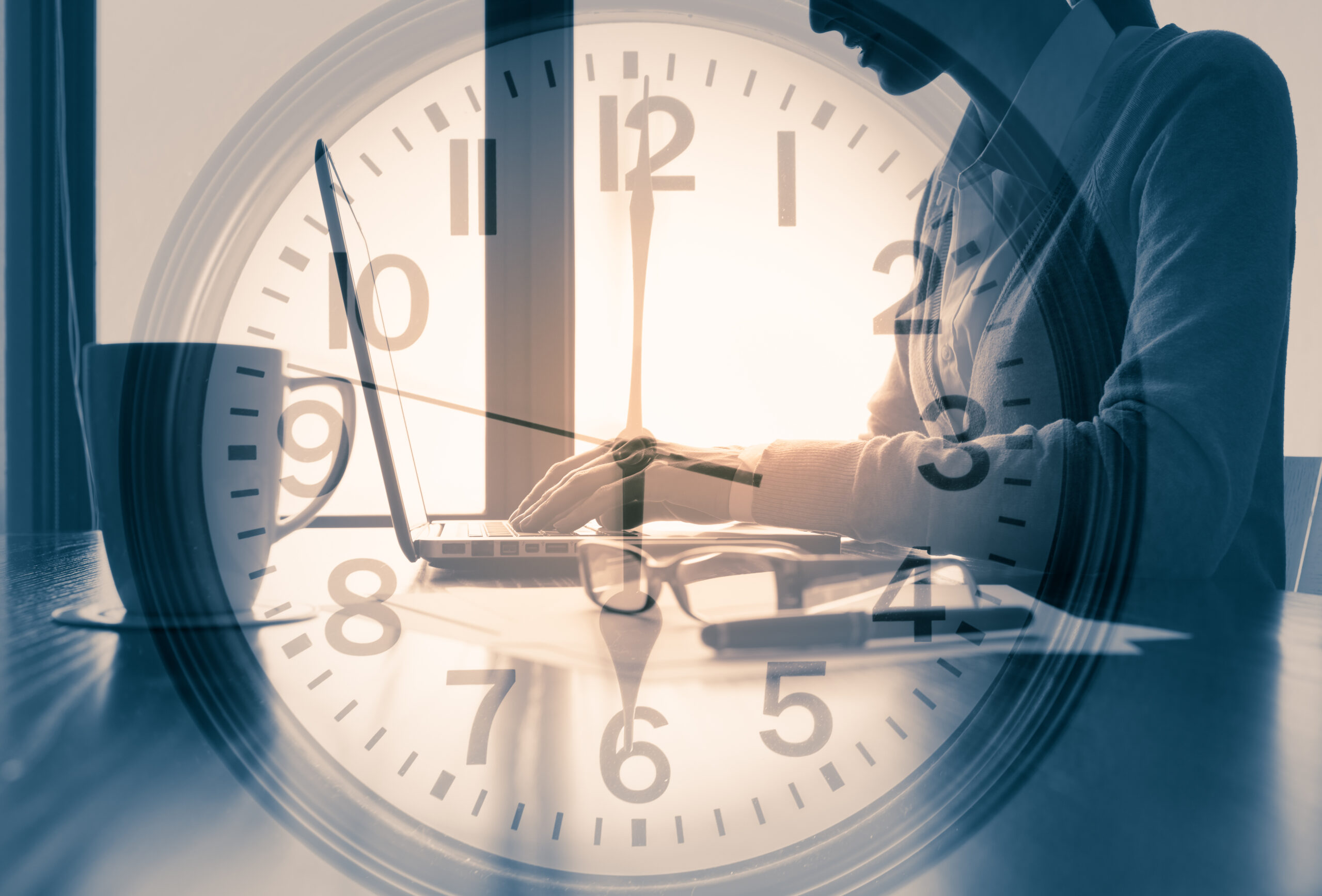 Uhr mit Mitarbeiter*in © kieferpix iStock Getty Images Plus