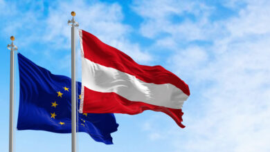 EU- und Österreich-Flagge © rarrarorro iStock Getty Images Plus