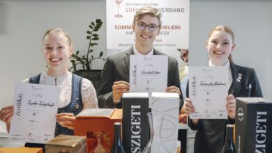 Sophie Winkelhofer (li.), HLF Krems, Christoph Bleier, Wein & Co, und Franziska Kaufmann, Hertha-Firnberg-HLW Wien. (C) SUA / Christine Miess