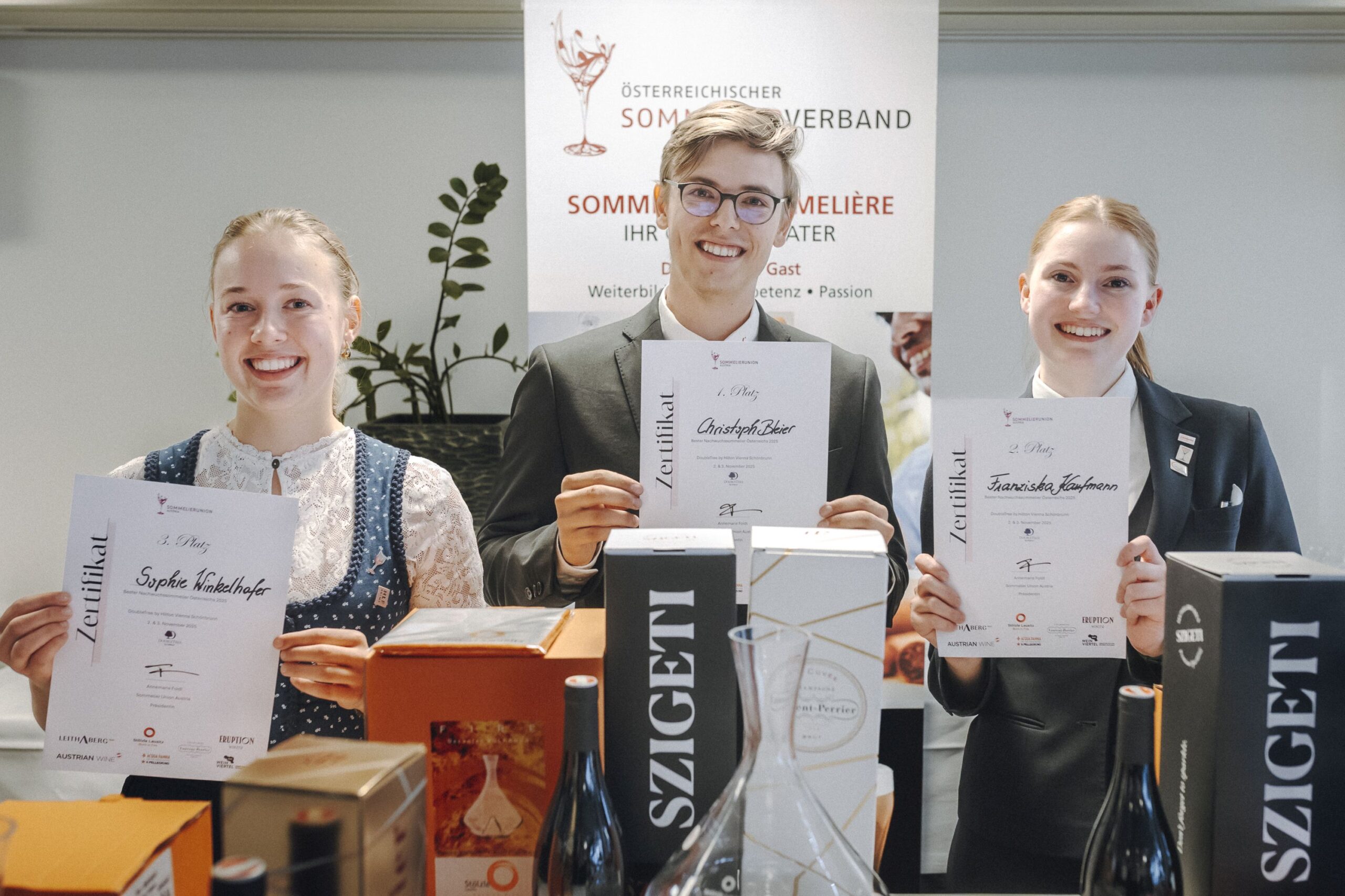 Sophie Winkelhofer (li.), HLF Krems, Christoph Bleier, Wein & Co, und Franziska Kaufmann, Hertha-Firnberg-HLW Wien. (C) SUA / Christine Miess