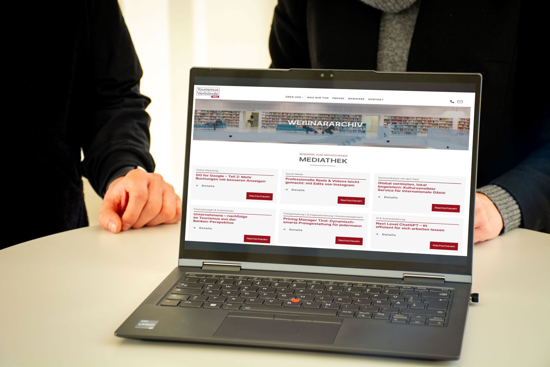 Die Vermieterakademie Tirol, bietet Tiroler Gastgeber:innen niederschwellige, flexible und praxisnahe Weiterbildung mit wöchentlichen Online-Impulsen und einer digitalen Mediathek als Wissen auf Abruf. (C) Verband der Tiroler Tourismusverbände