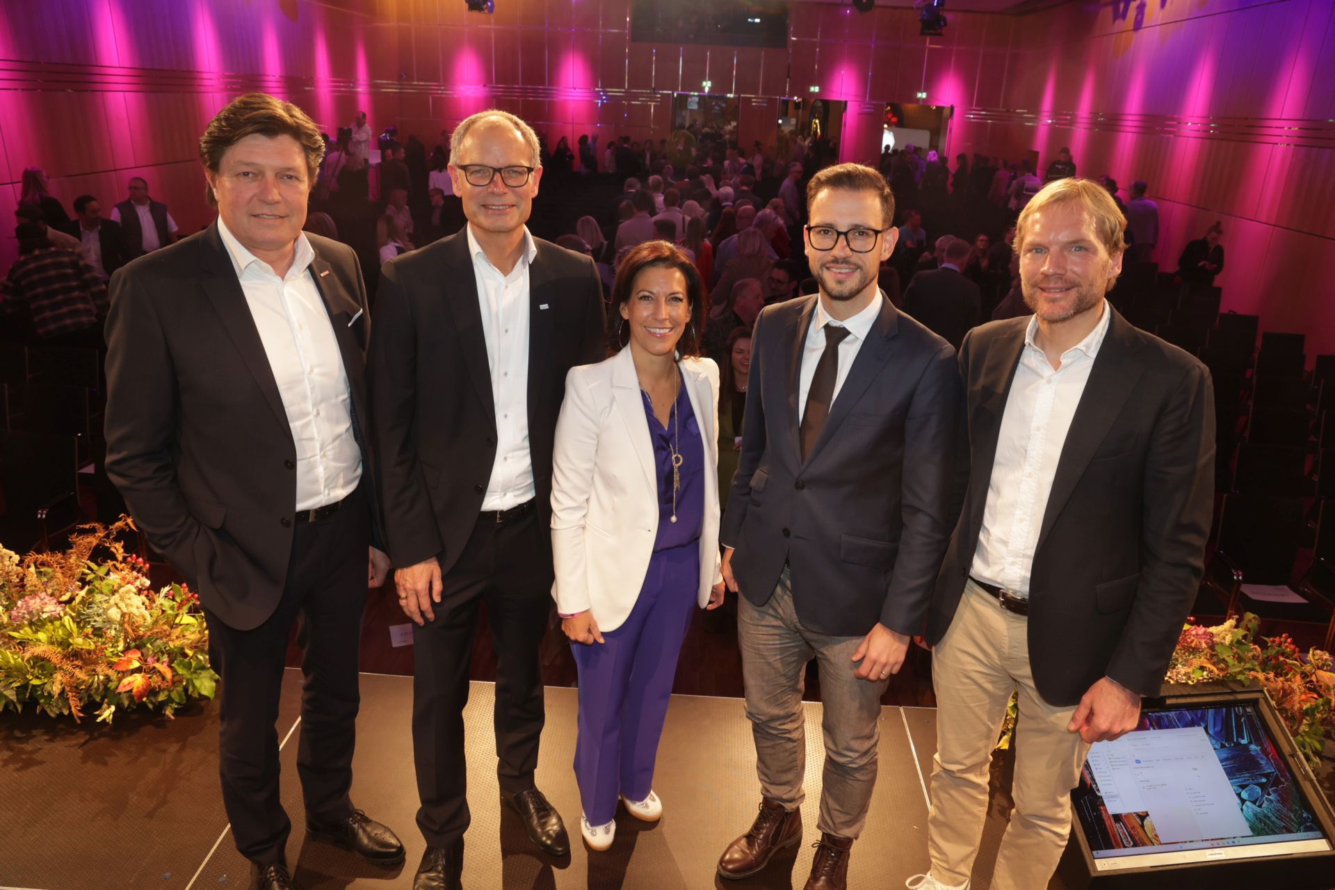 (v.l.) Josef Petritsch, Obmann WKK, Klaus Ehrenbrandtner, GF Kärnten Werbung; Moderatorin Ute Pichler; Tourismuslandesrat Sebastian Schuschnig und Keynote-Speaker Benedikt Böhm.