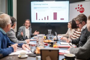 12,4 Milliarden Euro Umsatz, während der Rest der Wirtschaft kriselt. Die Franchise-Formel: Nicht selbst denken, sondern bewährte Systeme kopieren – und damit eine Scheiterquote erreichen, die nur ein Drittel des Gründer-Durchschnitts beträgt. (C) Stefan Seelig