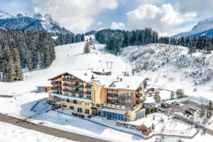 Ja, die Piste endet an der Rückseite des Sonnenhofs. Im Sommer startet man hier am besten mit einer Wanderung. (C) Ratko