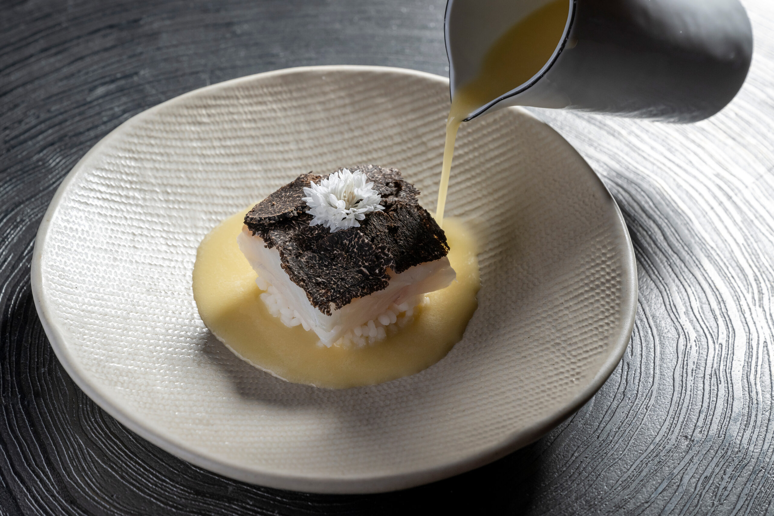 Kenner wissen: Hierbei handelt es sich um bretonischen Steinbutt auf Koshihikarireis. (C) Günter Standl / ART