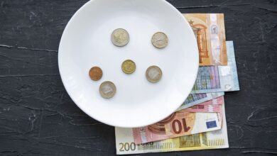 Teuer serviert: Energie, Steuern und Abgaben landen am Ende auf dem Teller – bezahlt wird von Gästen und Betrieben. (C) iStock / Getty Images Plus / Traveling