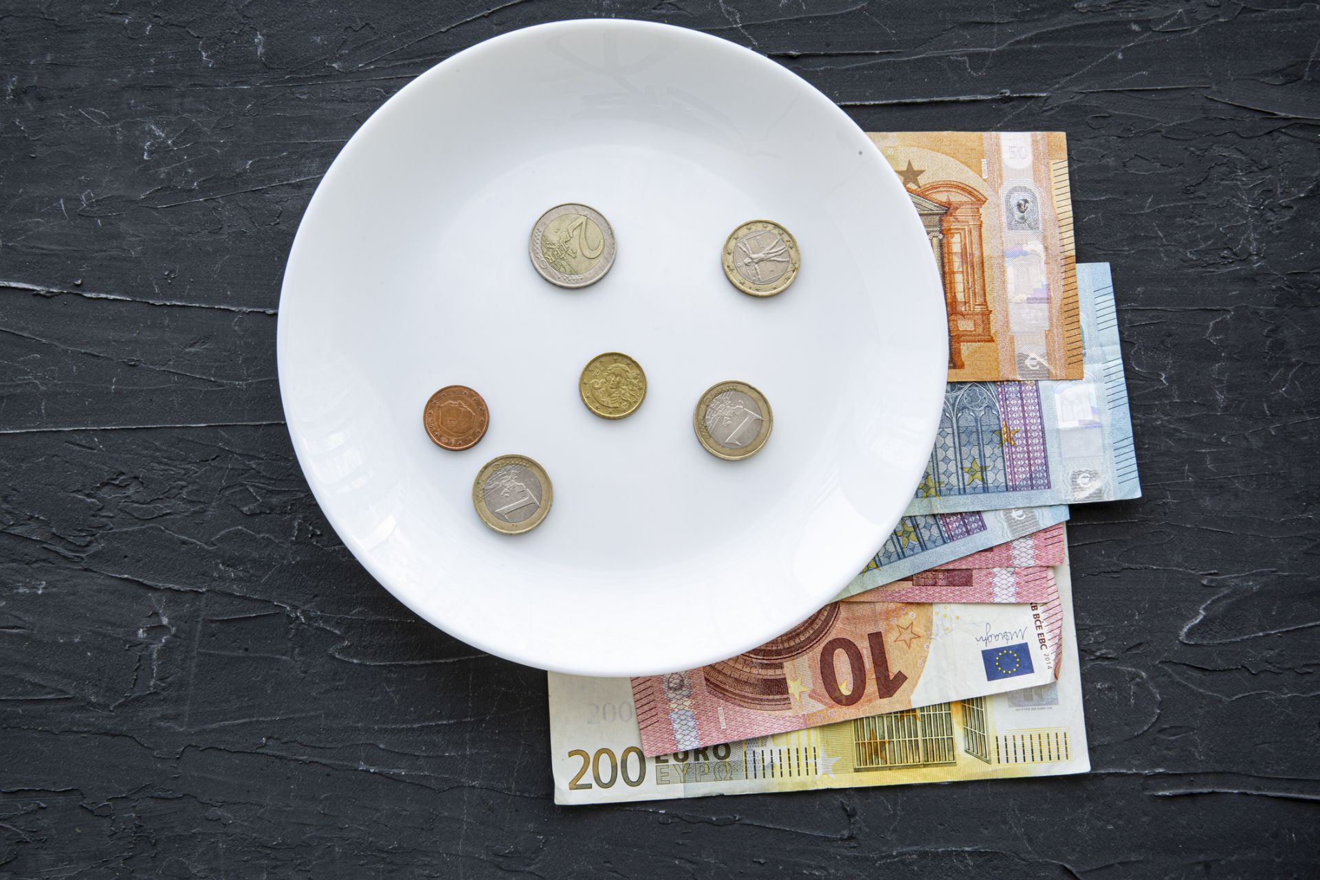 Teuer serviert: Energie, Steuern und Abgaben landen am Ende auf dem Teller – bezahlt wird von Gästen und Betrieben. (C) iStock / Getty Images Plus / Traveling