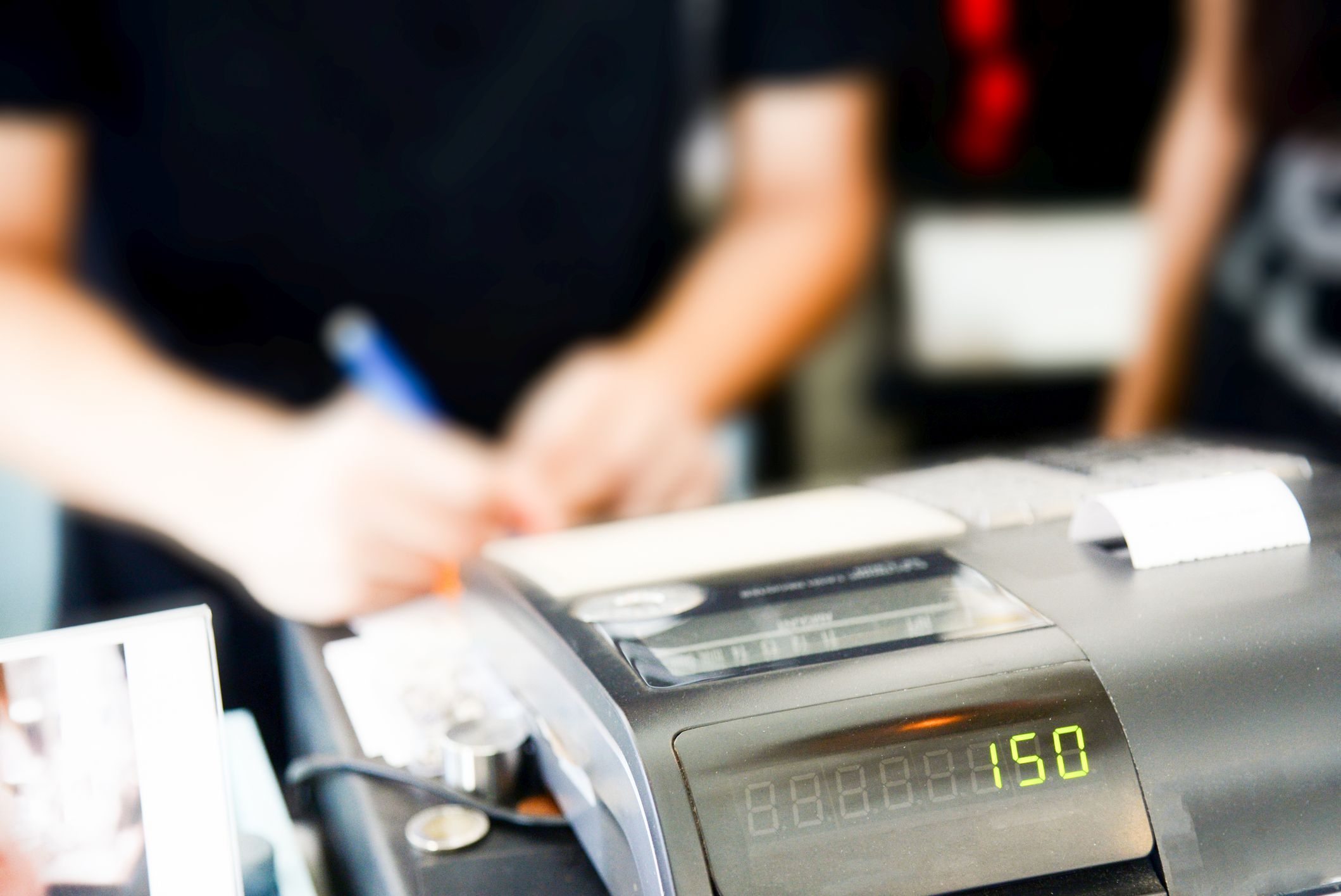 Manipulierte Kassensoftware, Millionen-Schaden, bekannte Namen: Wer schwarz kassiert, schadet nicht „dem Staat“, sondern zuerst der eigenen Branche. (C) iStock / Getty Images Plus / SPmemory