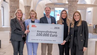 Der Kongresstourismus bleibt ein strategischer Hebel. Im Bild: v.l.: Christine Keth (Innsbruck Convention Bureau), Elisabeth Mayr (BM-Stv.), Johannes Anzengruber (Bürgermeister), Mariella Lutz (Stadträtin), Barbara Plattner (GF Innsbruck Tourismus). (C) Innsbruck Tourismus/Thomas Holzmann