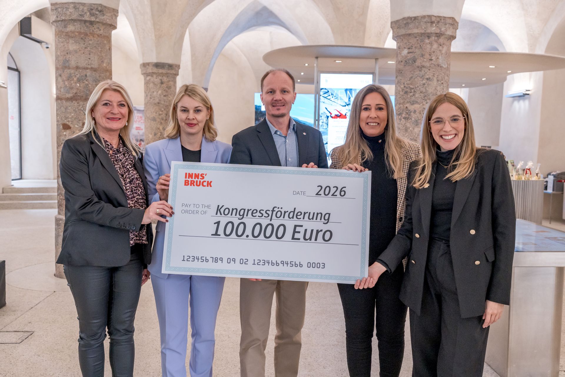 Der Kongresstourismus bleibt ein strategischer Hebel. Im Bild: v.l.: Christine Keth (Innsbruck Convention Bureau), Elisabeth Mayr (BM-Stv.), Johannes Anzengruber (Bürgermeister), Mariella Lutz (Stadträtin), Barbara Plattner (GF Innsbruck Tourismus). (C) Innsbruck Tourismus/Thomas Holzmann