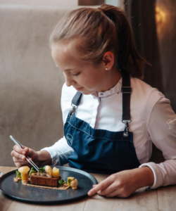 Marie-Theres Mikulka (Maturajahrgang 2025) kocht mit Kristian Bačvanin den ersten Gang: Schwarzer Rettich | Thunfisch | Gerste | Alge | Buddhas Hand