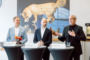 Tourismuslandesrat Marco Tittler, Vorarlberg Tourismus-GF Christian Schützinger,  Roland Scherer (Universität St. Gallen) bei der Präsentation der Studie. © Lisa MathisTourismus Mag. Christian Schützinger, Landestourismusdirektor und Geschäftsführer der Vorarlberg
Tourismus GmbH
Dr. Roland Scherer, Universität St. Gallen, Institut für Systemisches Management und
Public Governance