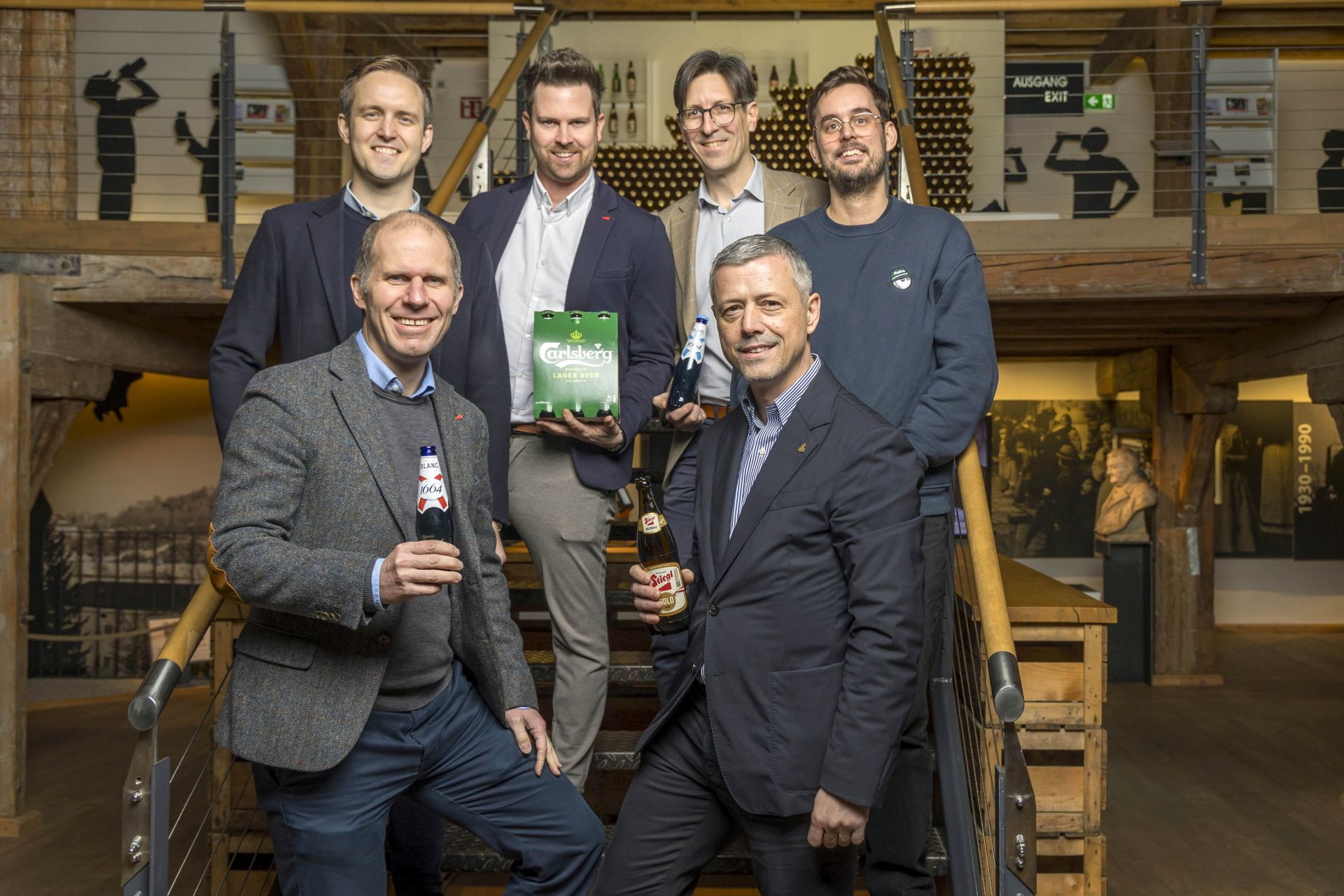 (v.l. vorne): Herbert Bauer (Stiegl-GF) mit Dejan Beko (Managing Director Carlsberg Export); v. hinten li.: Philip Snedker (Head of AWE & Travel Retail), Florian Schmidhuber (Stiegl), Ingo Wuppinger (Stiegl) sowie Philip Rohde Nielsen (Regional Manager Carlsberg). (C) Stiegl/Neumayr