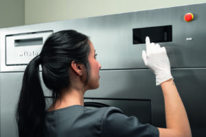 Je nach Anwendung wird dann aus dem Full-Touch-Farbdisplay entweder eine komplexe oder eine denkbar einfache Bedieneinheit – in mehr als 30 Sprachen, die Bediener intuitiv bei jedem Programmschritt auswählen können. (Foto: Miele)