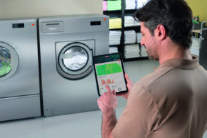 Die neuen Waschmaschinen sind für die Vernetzung mit dem digitalen Portal „Miele MOVE Connect“ vorbereitet. Hier kann geschultes Personal unter anderem die Betriebsdaten einsehen – beispielsweise den Wasser- und Energieverbrauch. (Foto: Miele)