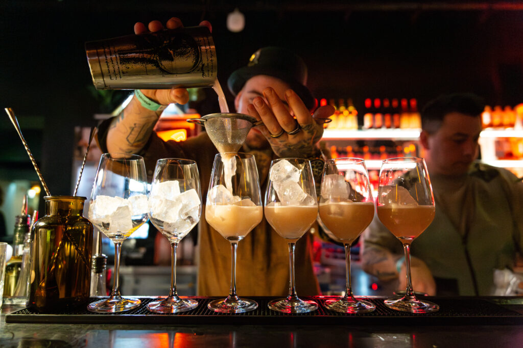 Cocktailgläser werden befüllt