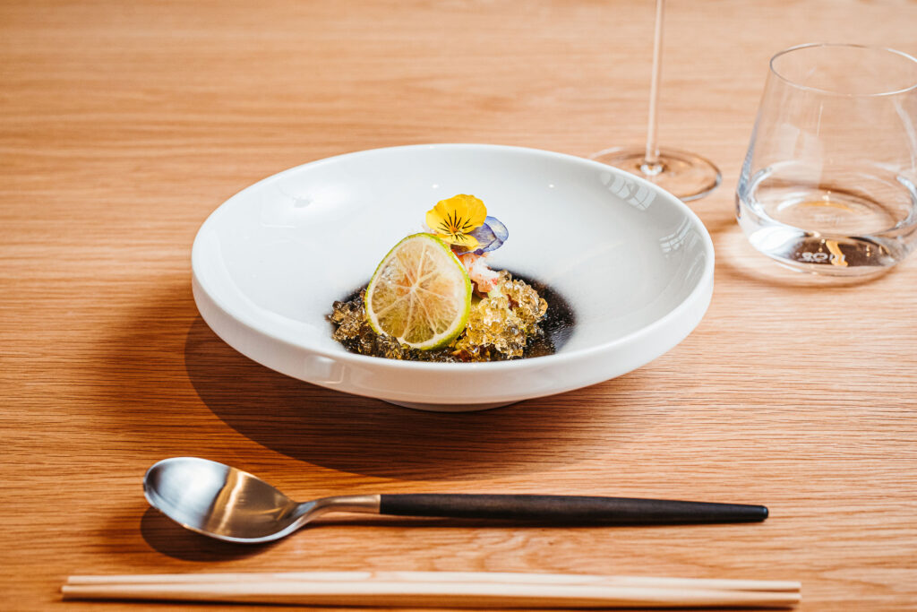 Japanisches Essen liegt auf einem Teller