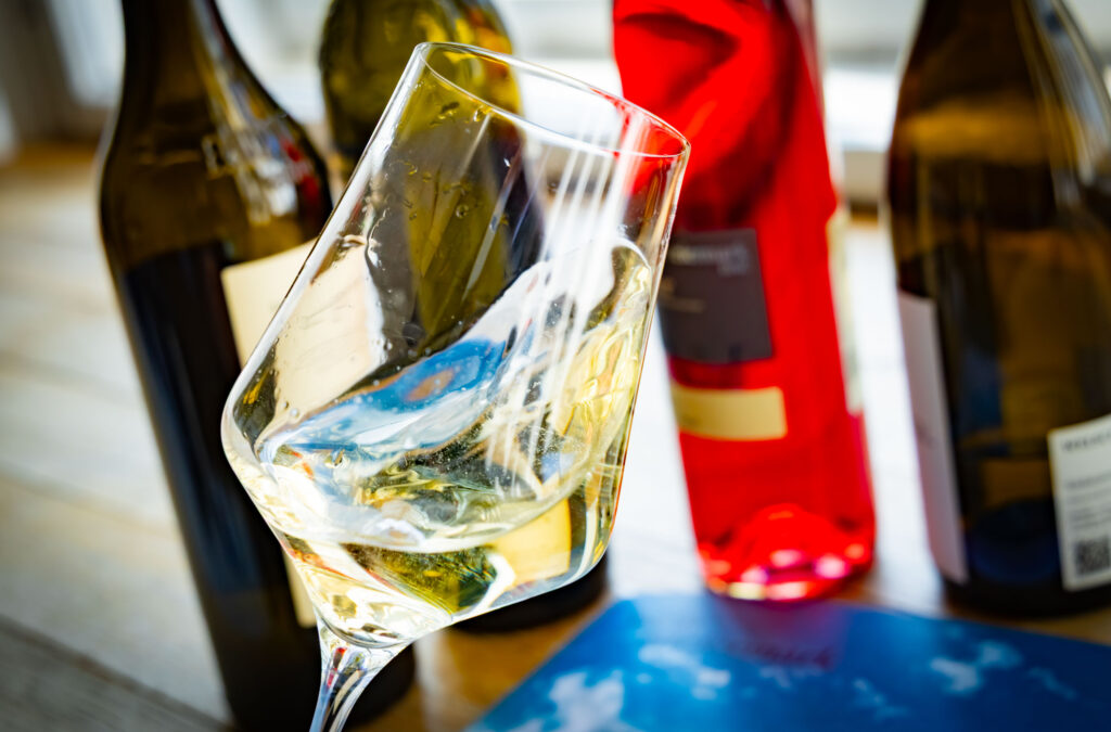 Weinglas und Weinflaschen