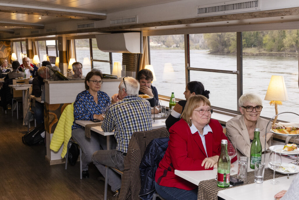 Weibliche und männliche Schiffsgäste.