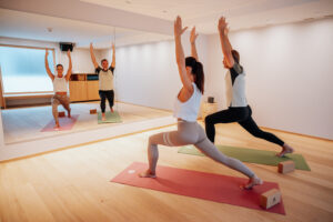 Hotel Goldener Berg Oberlech, zwei Personen beim Yoga