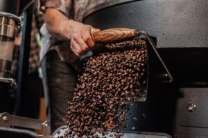 Blick in den Röstprozess: unbound coffee roasters setzt auf digital gestützte Trommelröstung in kleinen Chargen.