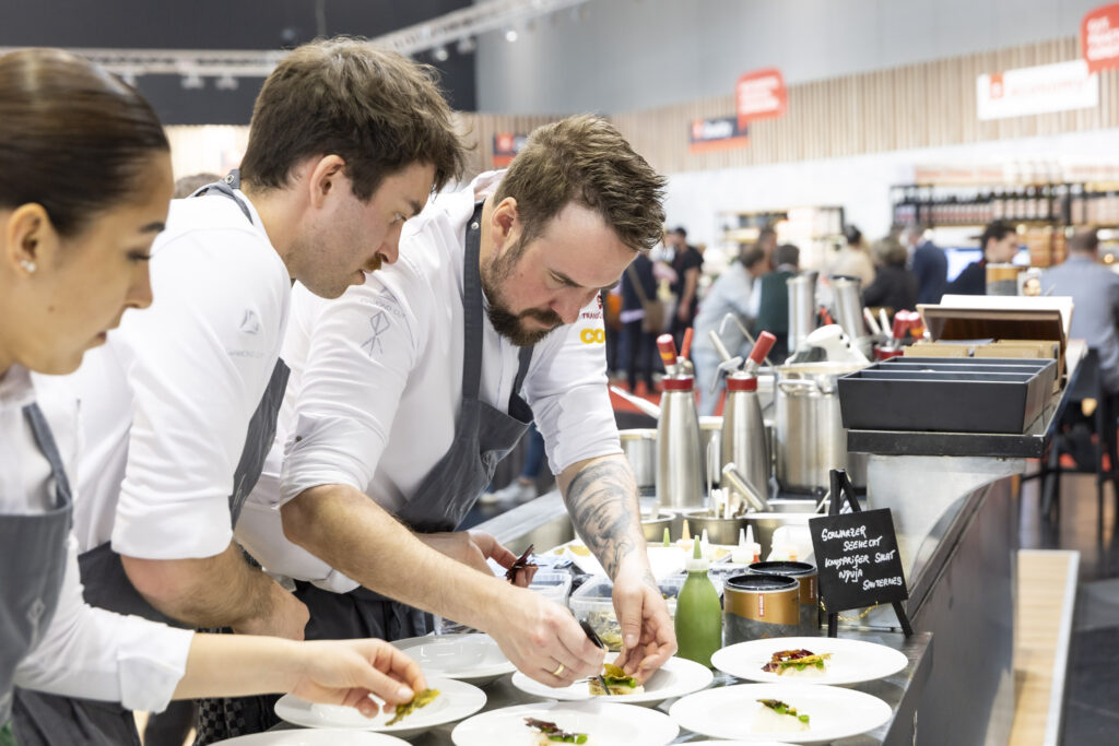 Sören Herzig und sein Team bereiteten Schwarzen Seehecht, knusprigen Salat, und Nduja-Sauternes zu