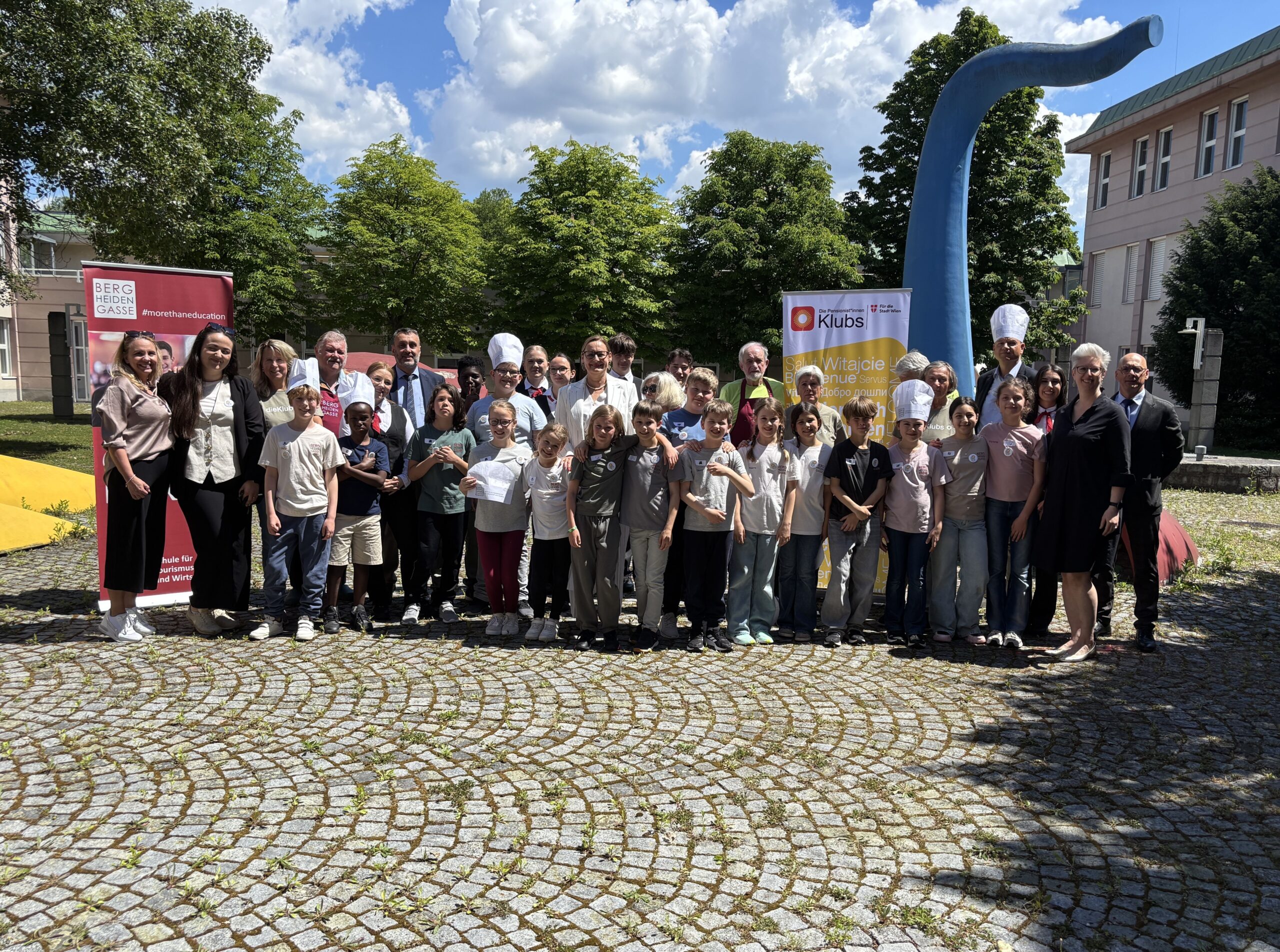 Drei Generationen schwingen gemeinsam den Kochlöffel