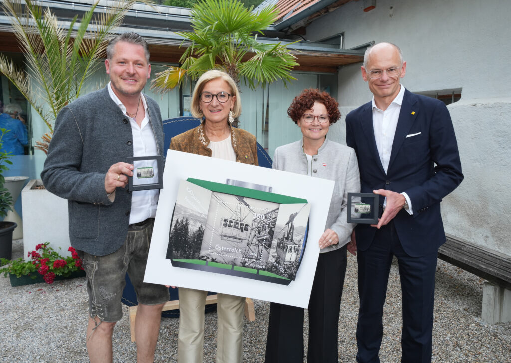 v.l.n.r.: Bernd Scharfegger (Betreiber der Rax-Seilbahn und Geschäftsführer Scharfegger's Raxalpen Resort, Elisabeth Zehetner (Staatssekretärin) und Walter Oblin (Postdirektor).