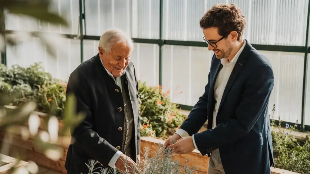 Roman M. Wilfinger und sein Großvater bei der Kräuterernte im Garten der Wilfinger Hotels.
