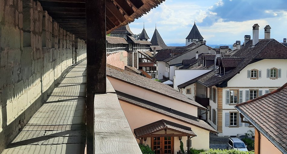 Blick von der Stadtmauer auf Murten