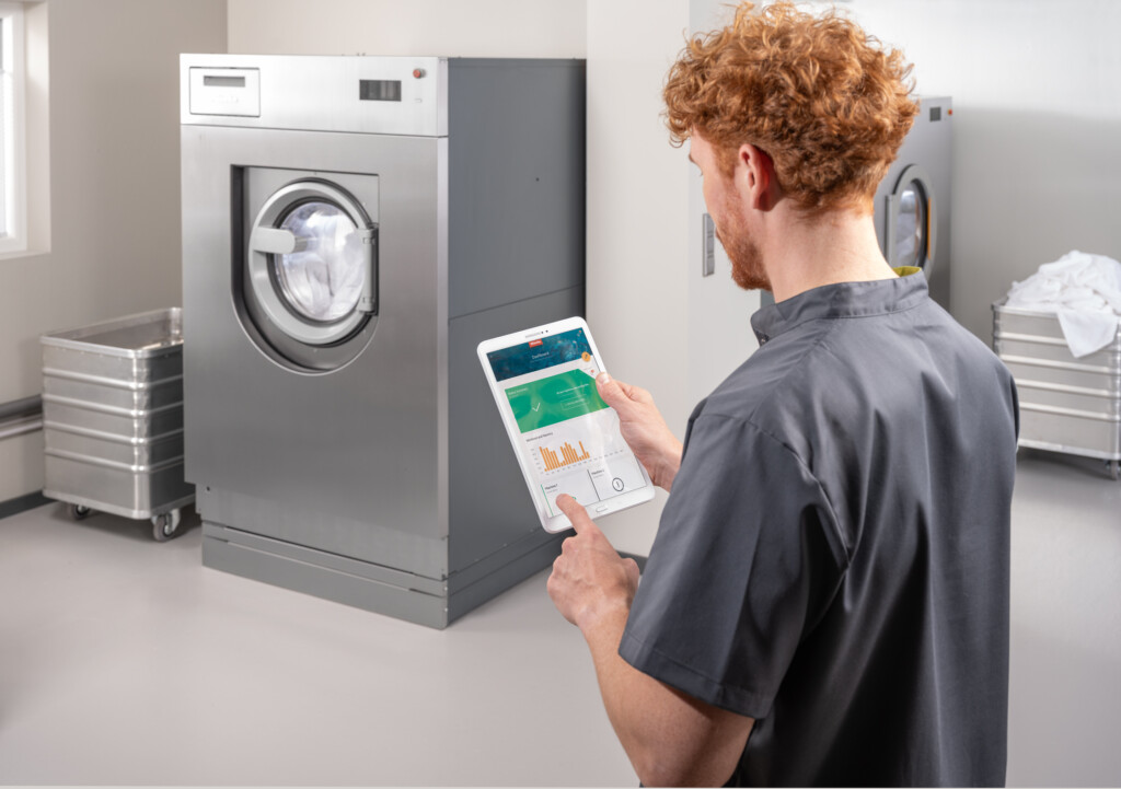 Auch die neuen Waschmaschinen sind für die Vernetzung mit dem digitalen Portal „Miele MOVE Connect“ vorbereitet. Hier kann geschultes Personal die Betriebsdaten einsehen und erfährt zum Beispiel, welche Mengen an Wasser und Energie pro Charge nötig waren. (Foto: Miele)