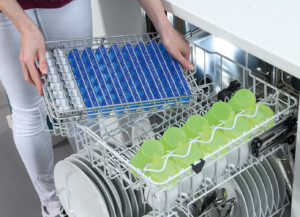 Mit frischem Wasser in jeder Spülphase bereiten Gewerbespülmaschinen der Serie „MasterLine“ auch Medikamenten-Döschen und Trinkbecher aus Kunststoff hygienisch auf. Mit hohen Temperaturen entfernen diese Maschinen nicht nur Verschmutzungen, sondern auch Viren und Bakterien. (Foto: Miele)