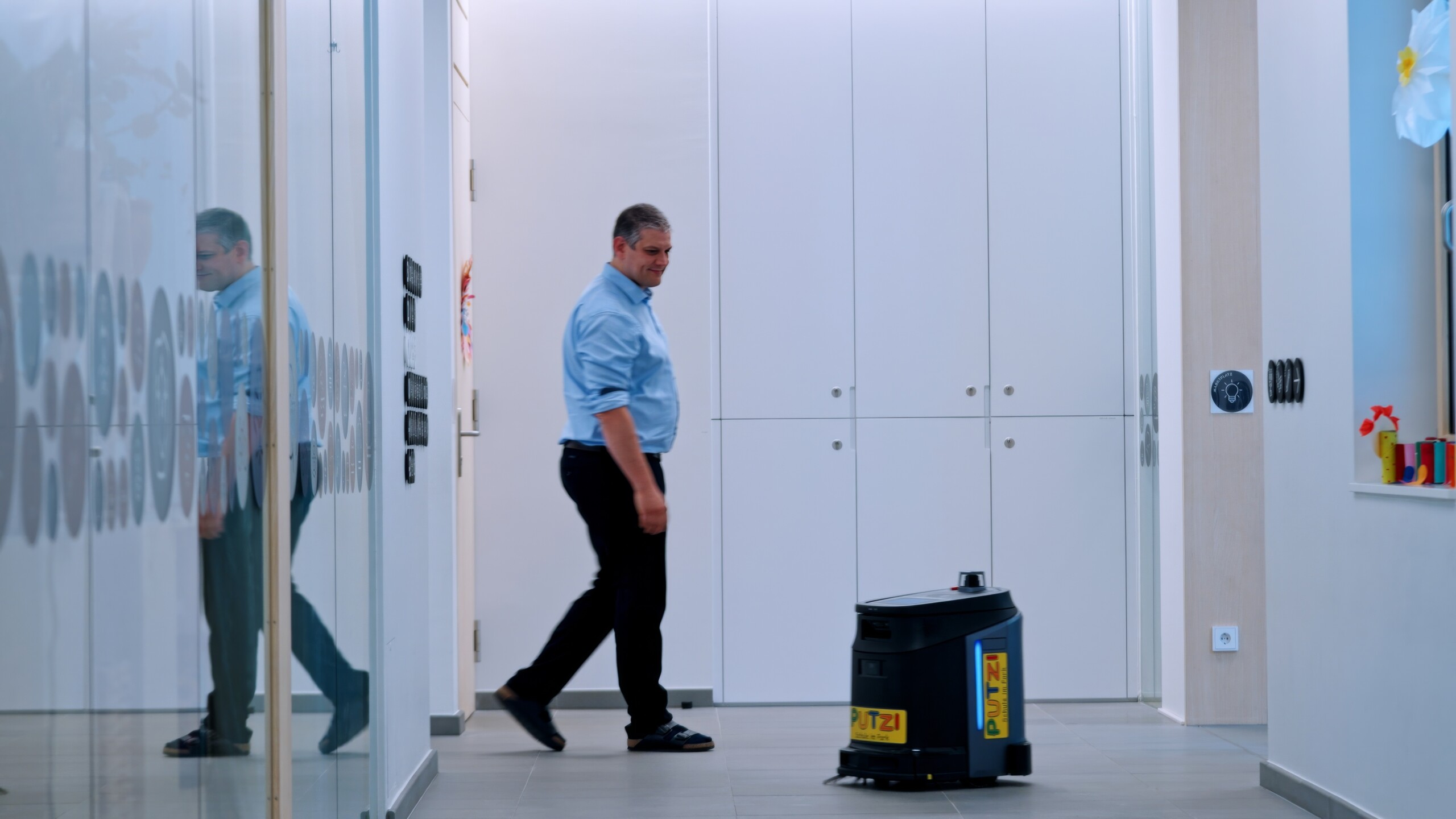 Der Putzroboter nimmt den Lift