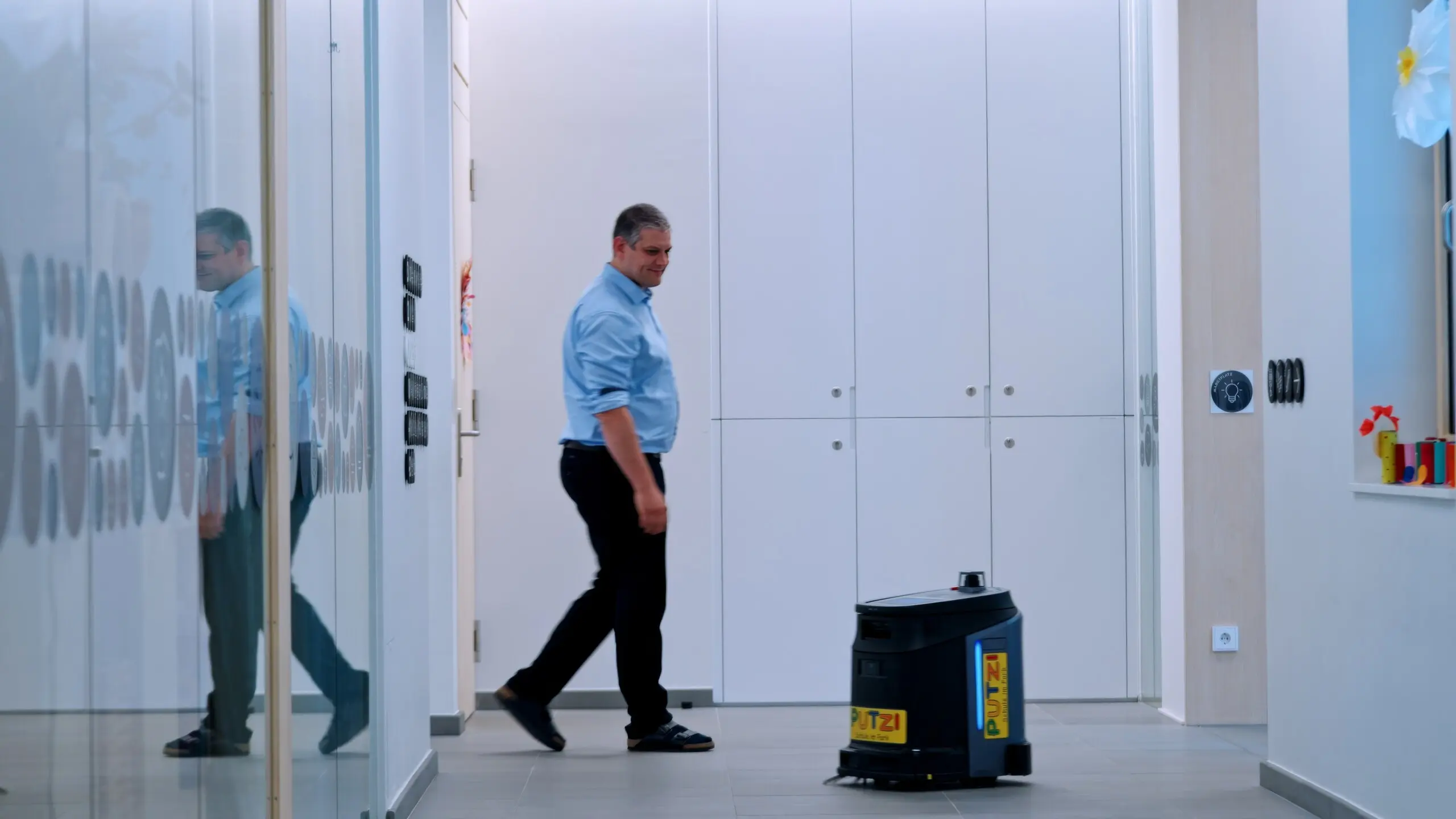 Der Putzroboter nimmt den Lift