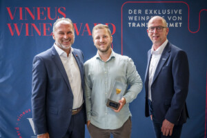 Thomas Panholzer, Geschäftsführer Transgourmet, Newcomer Winzer des Jahres Peter Grill und Andreas Hayder, Abteilungsleiter Getränke, Category Management und Einkauf
